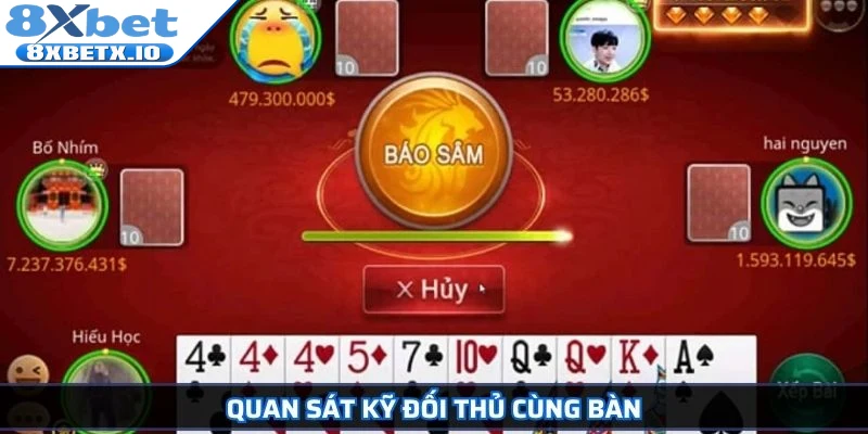 Quan sát kỹ đối thủ cùng bàn